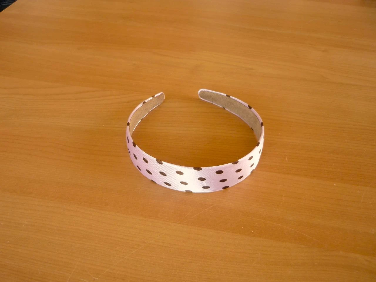 Lichtroze satijnen diademe haarband met bruine stippen